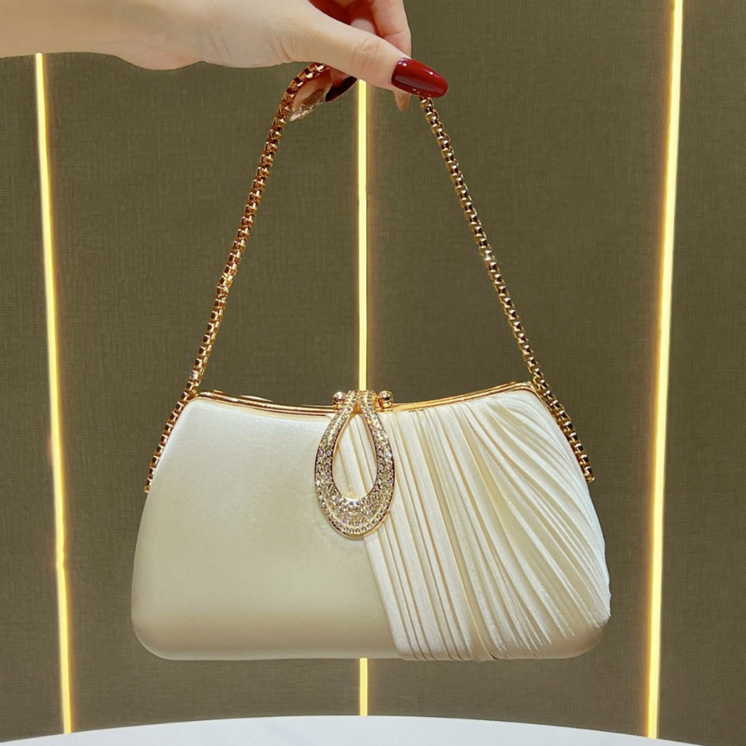 Plissierte Abendtasche mit dekorativer Kette
