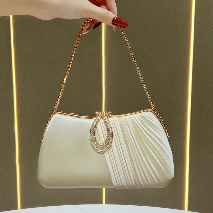 Plissierte Abendtasche mit dekorativer Kette