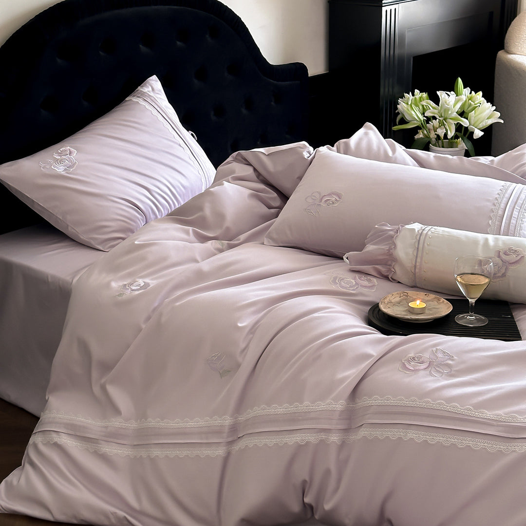 Luxuriöses Satin-Eingesticktes Rosen-Duvetbezug-Bettwäsche-Set mit Spitzenbesatz-Kissenhüllen und dekorativem Bolster