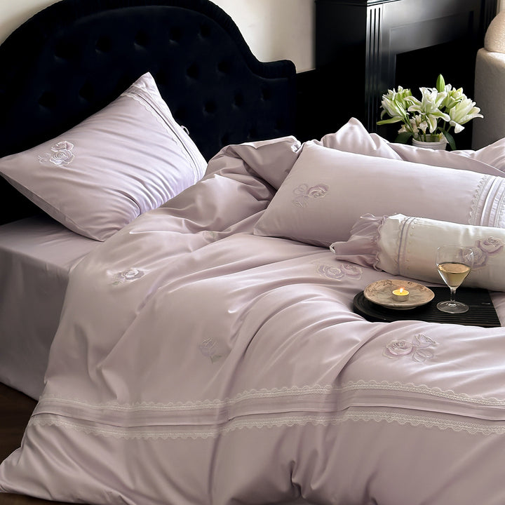 Luxuriöses Satin-Eingesticktes Rosen-Duvetbezug-Bettwäsche-Set mit Spitzenbesatz-Kissenhüllen und dekorativem Bolster