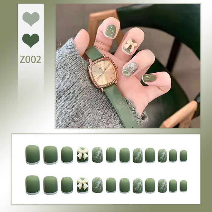 Kunstnagelset mit eleganten Glitzerverzierungen und schimmernden Akzenten Karnz