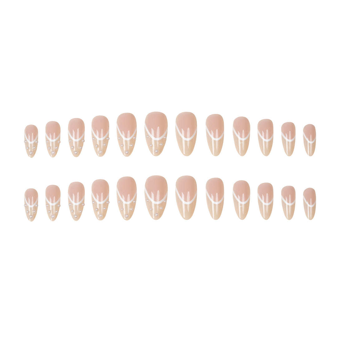 Elegantes mit Perlen verziertes Press-On-Nageldesign