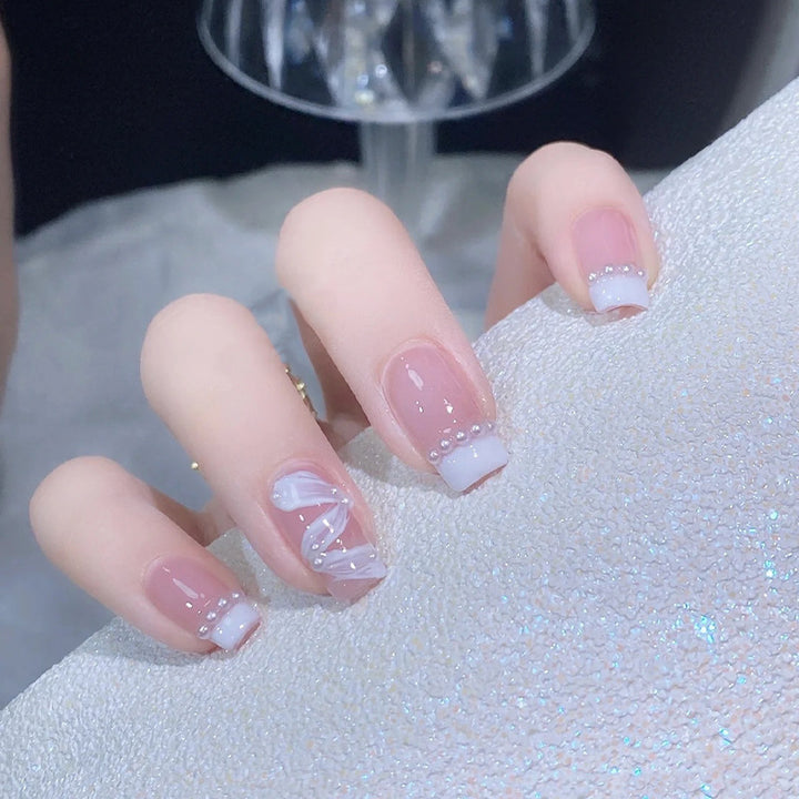 Elegantes Kunstnagelset mit stilvollem Wellenmuster und Perlenakzenten Karnz