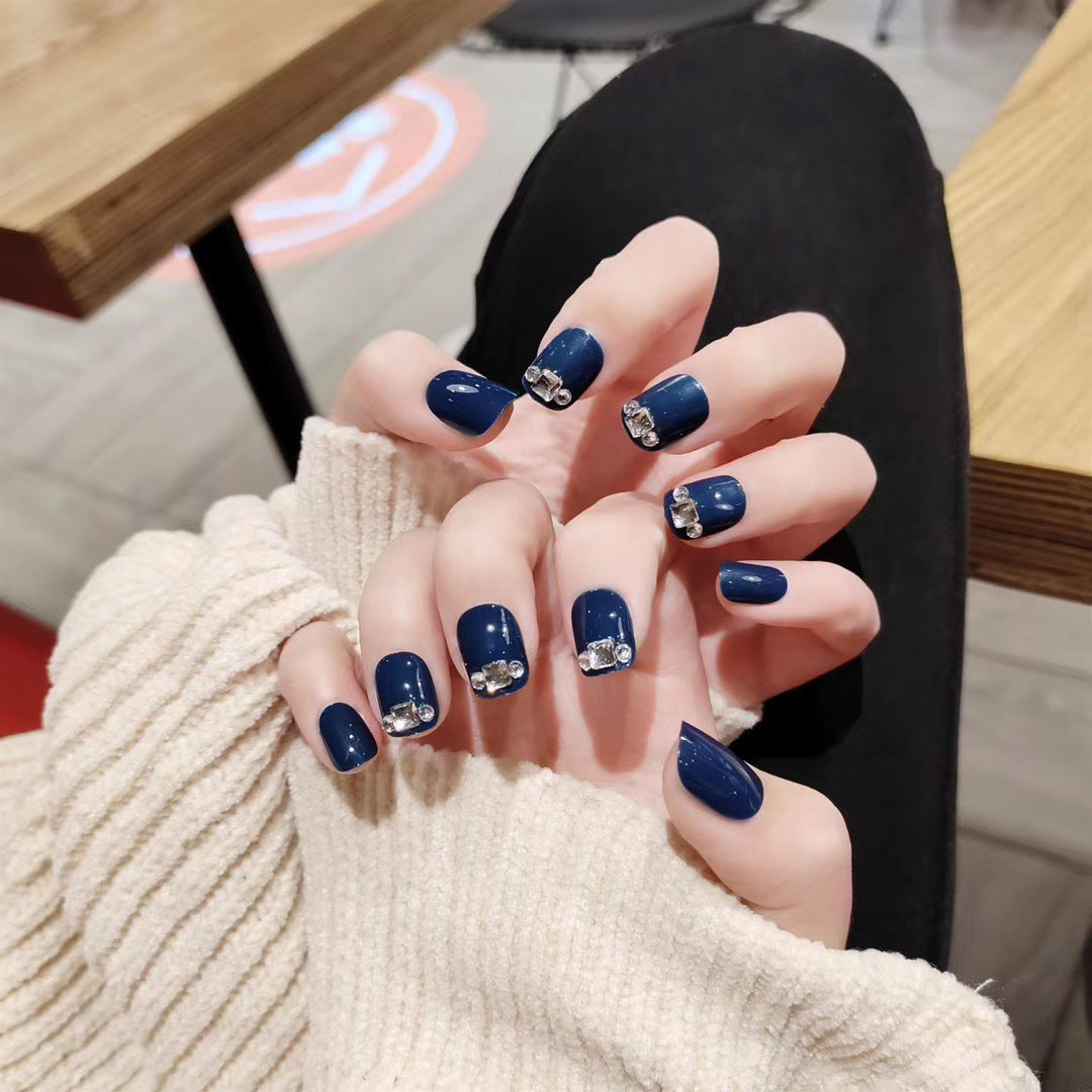 Glamouröse Kunstnägel mit Glitzer- und Strassverzierungen Karnz