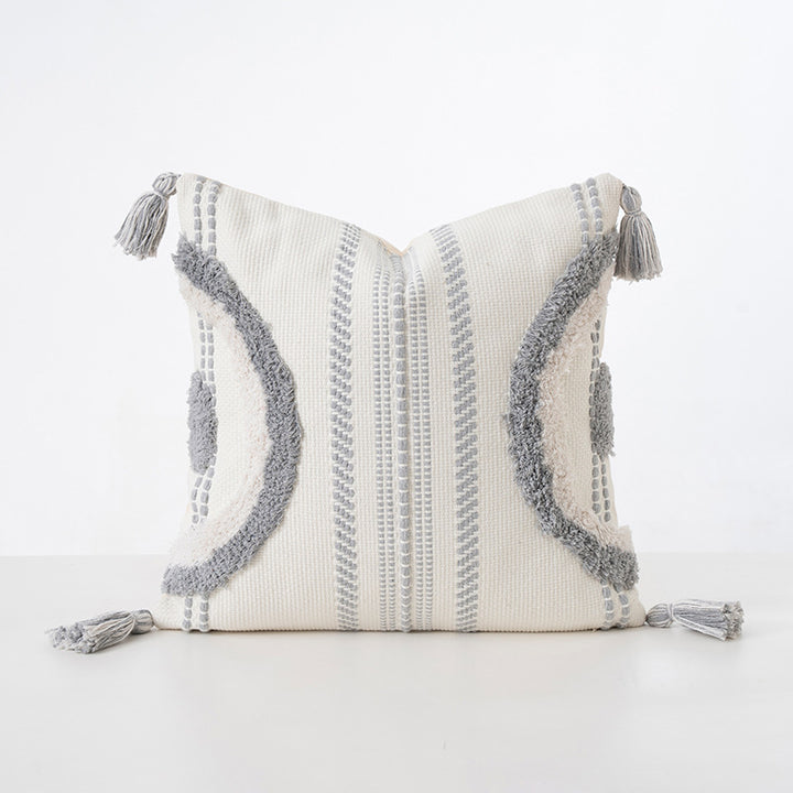 Quadratisches Dekokissen mit Bouclé-Relief, Zickzack- und Rautenmuster sowie Quasten