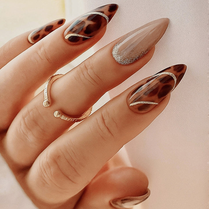 Dekorativer Press-On Nagel-Kit mit Leopardenmuster und Glitzerakzenten Karnz