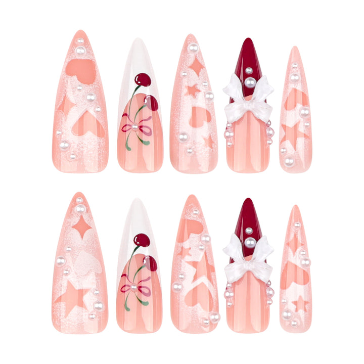 Künstliche Nagelkunst mit festlichen Motiven Karnz