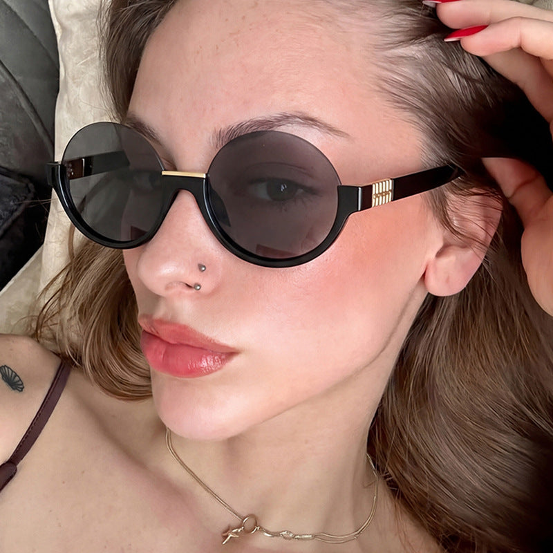 Damen moderne runde Sonnenbrille mit eleganten Akzenten und UV-Schutz Karnz