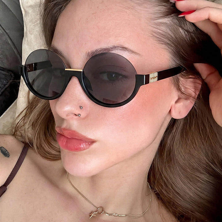 Damen moderne runde Sonnenbrille mit eleganten Akzenten und UV-Schutz Karnz