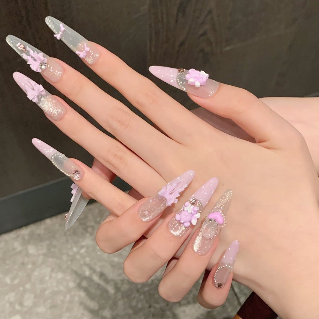 Dekoratives Press-On Nail Art Set mit verspielten Akzenten