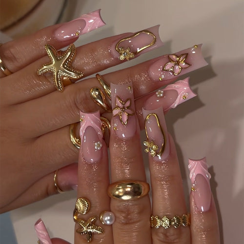 Elegante Kunstnagelspitzen mit Goldakzenten Karnz