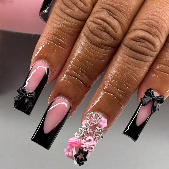 Dekoratives Press-On Nagelkunst-Set mit Blumen- und Schleifenakzenten Karnz