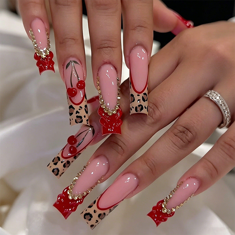 Elegante Kunstnagelspitzen mit Goldakzenten Karnz