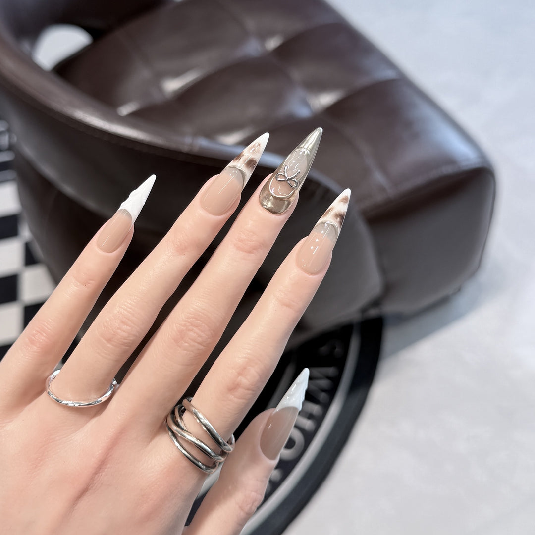 Dekoratives Stiletto Press-On Nagelkunst-Set mit einzigartigen Designelementen Karnz