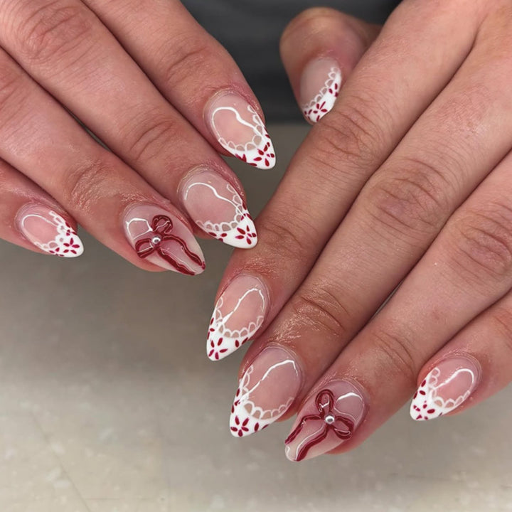 Kunstvolle Acryl-Nägel mit eleganten floralen Akzenten Karnz
