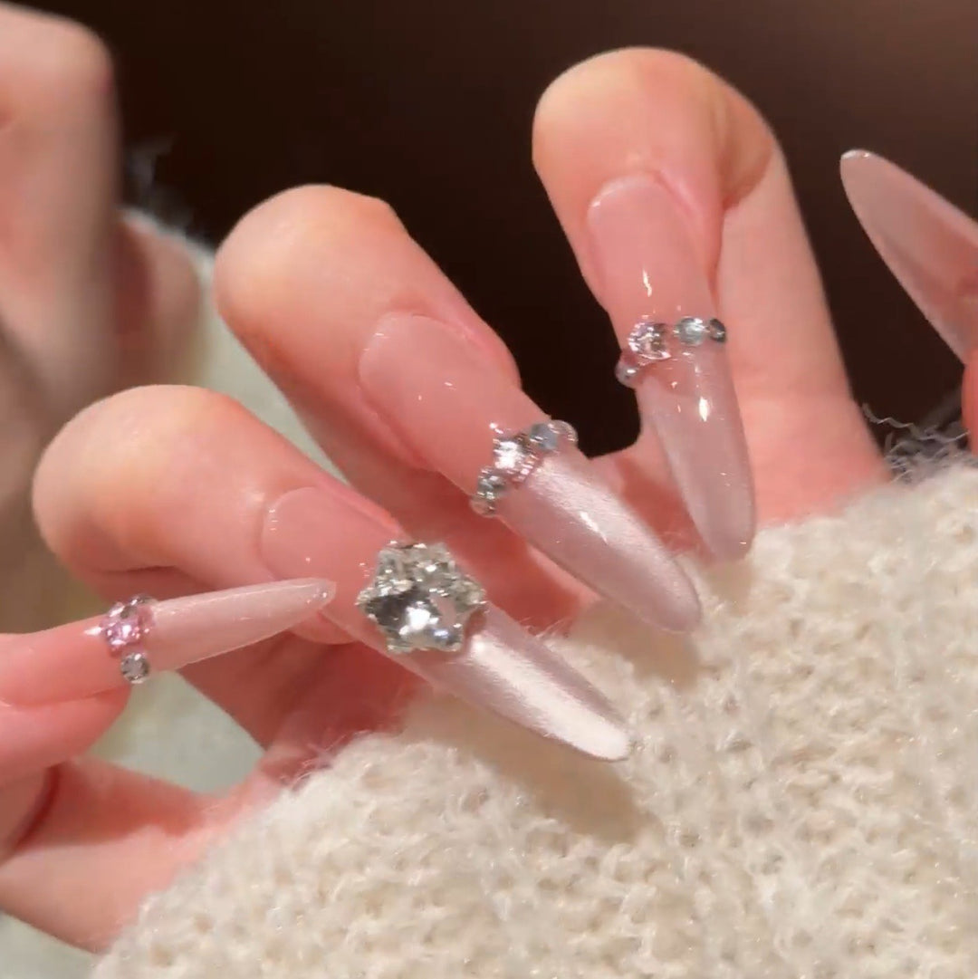 Glamouröse mit Strass veredelte Nagelverlängerungen Karnz