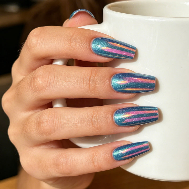 Glänzende Press-On-Nagelerweiterungen mit Glitzerstreifen Karnz