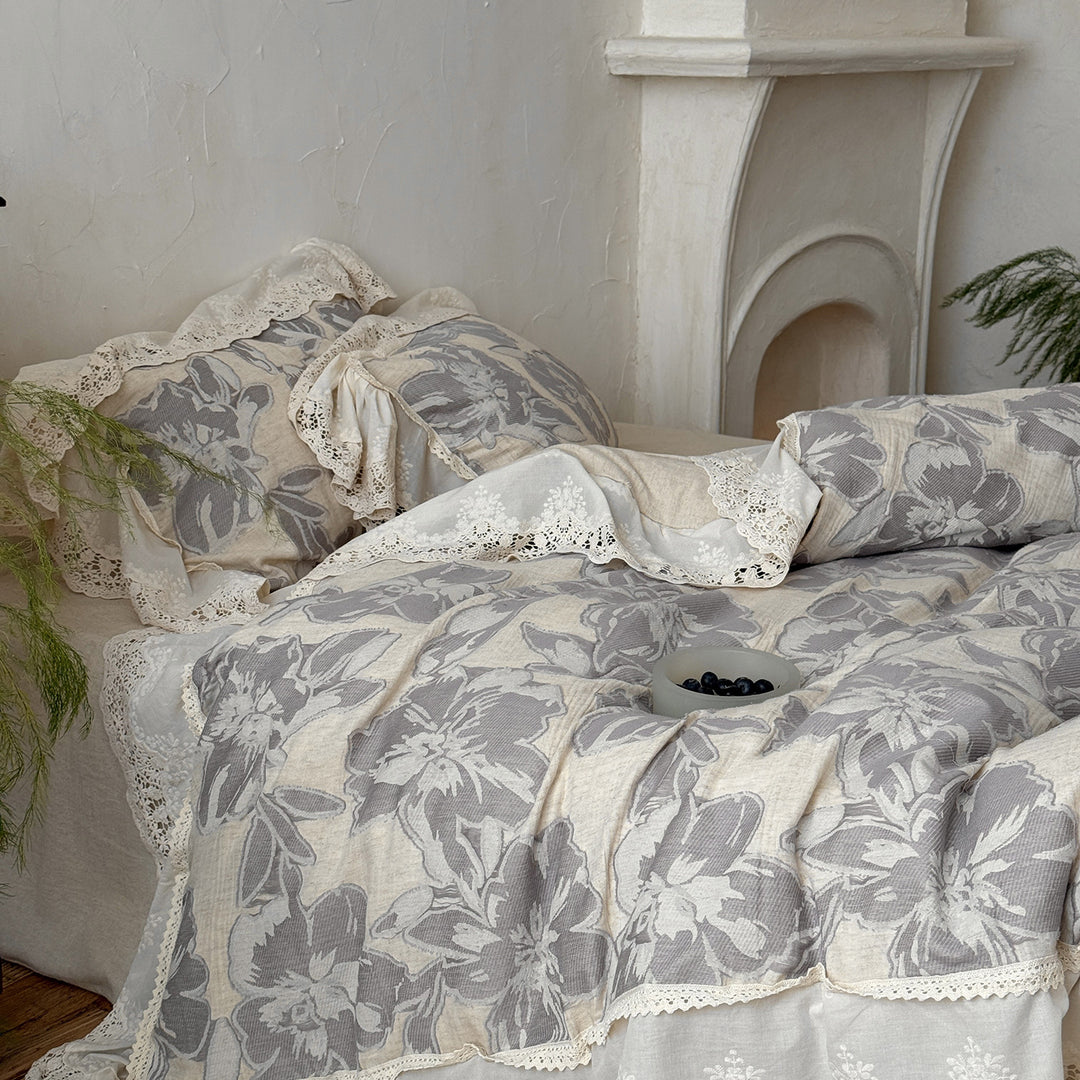 Leicht gesteppte Baumwoll-Bettwäschegarnitur im Landhausstil mit Spitzenvolant und großem Blumenmotiv