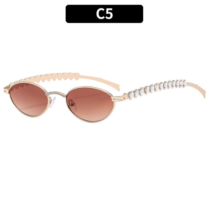 Elegante Katzenaugen-Sonnenbrille mit dekorativen Kristallelementen