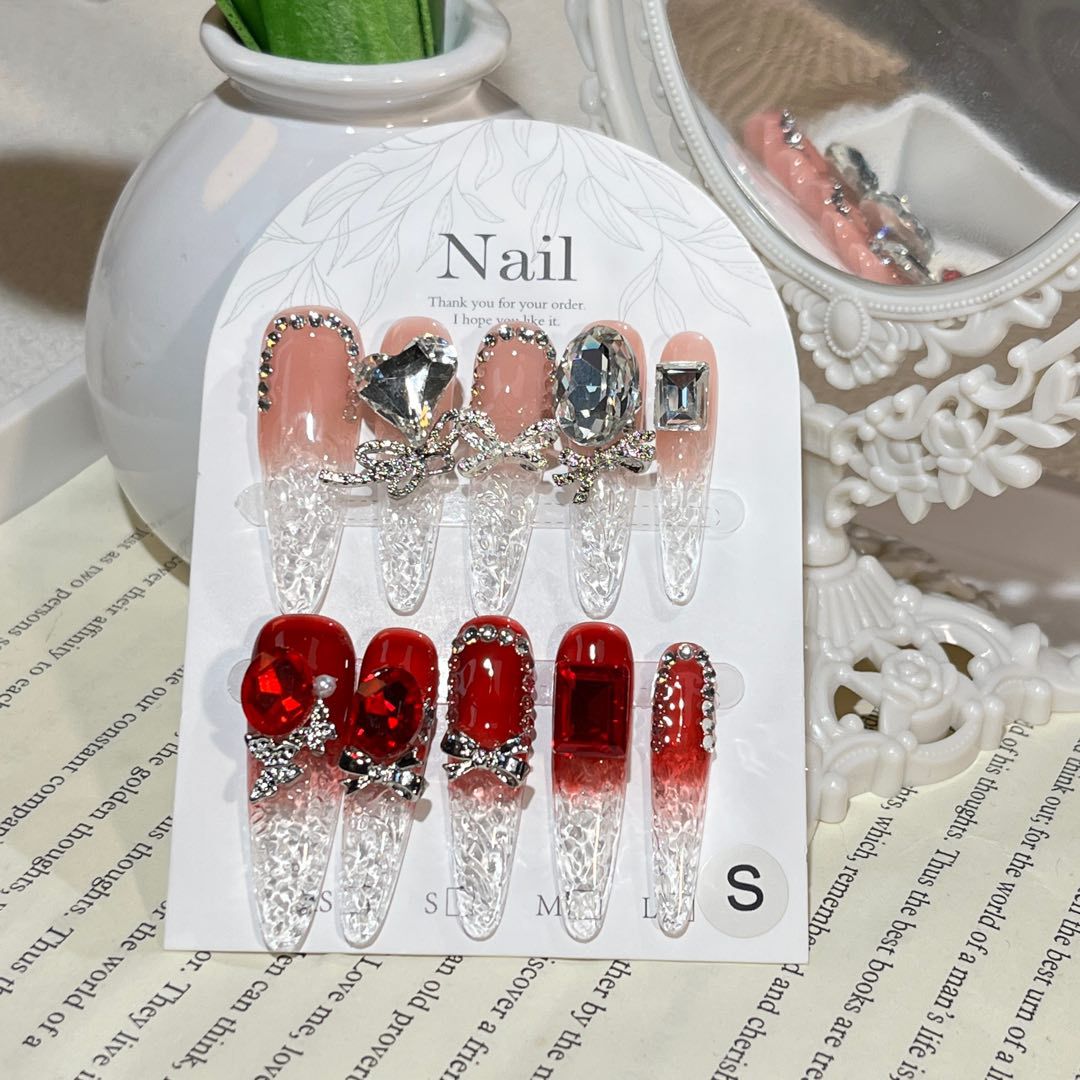 Edelstein-beschmückte Stiletto-Nagelerweiterungen