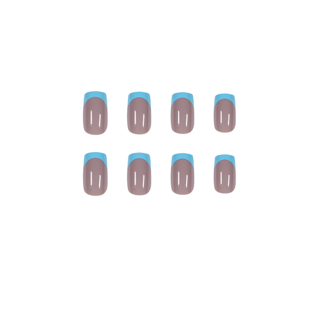 Künstliche Nägel mit kreativem French-Tip Design Karnz