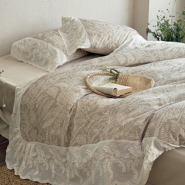 Steppbett-Set im botanischen Jacquard mit besticktem Spitzenvolant