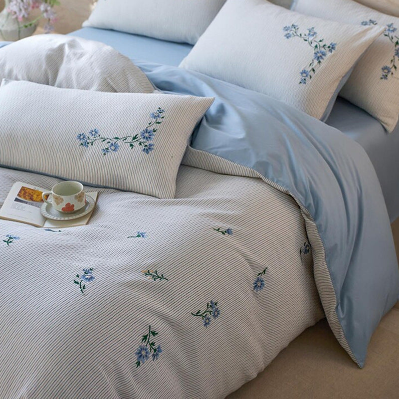 Gestreiftes Baumwollsatin Bettbezugset mit gestickten Wildblumenzweigen und wendbarem Rücken