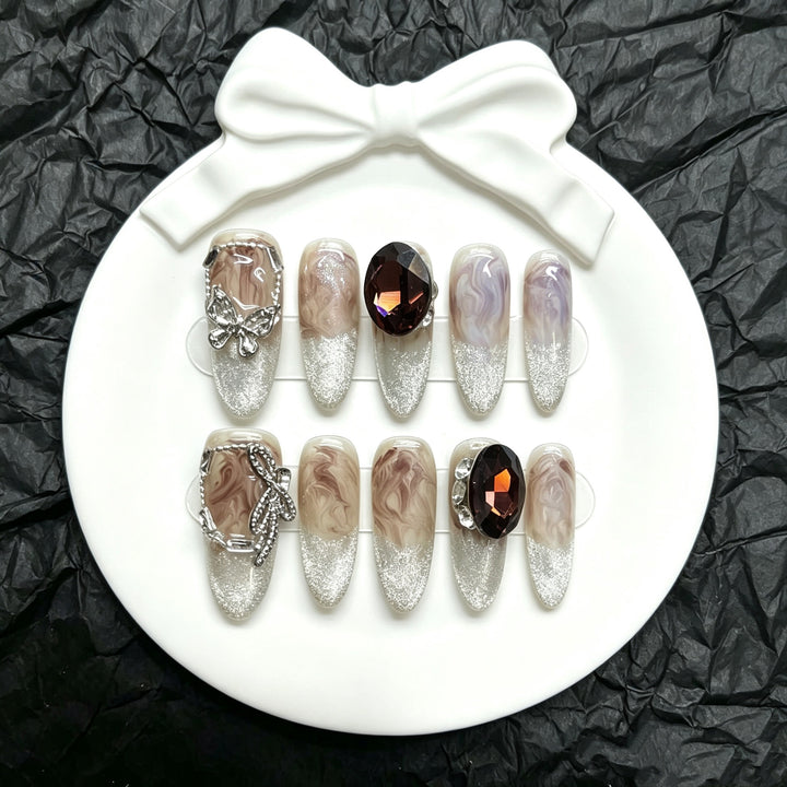 Künstlerisches Press-On Nagelkunst Set mit eleganten Edelsteinakzenten