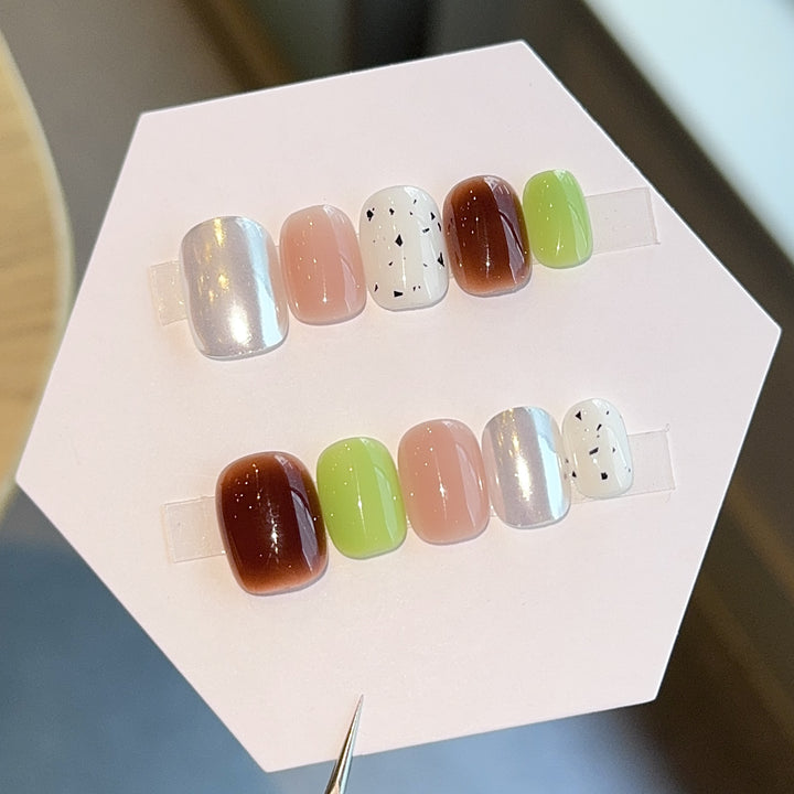 Kunstnägel mit Modernem Design und Abwechslungsreichen Akzenten Karnz