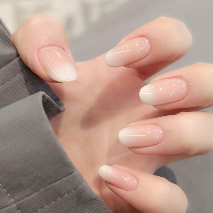 Elegante Gel-Nagelverlängerungen im modernen French-Tip Design Karnz