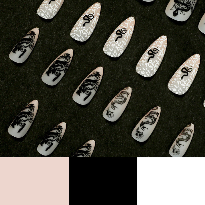 Kunstvolle Nagelverlängerungen im eleganten Stiletto-Stil mit kunstvollen floralen und grafischen Designs Karnz