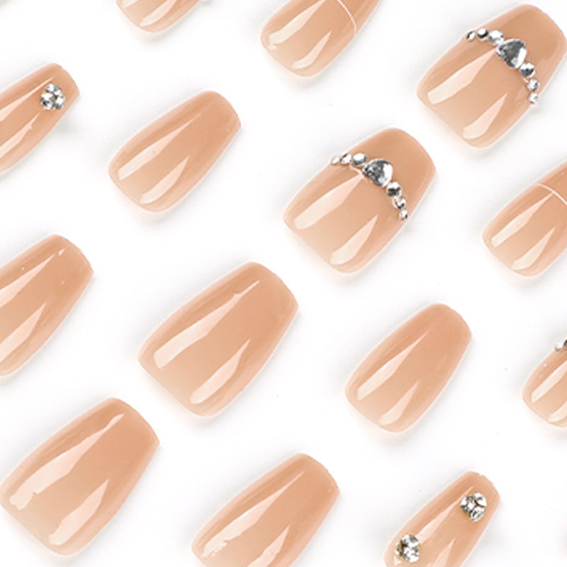 Glamouröse Nagelkunst mit Strass-Besatz Karnz