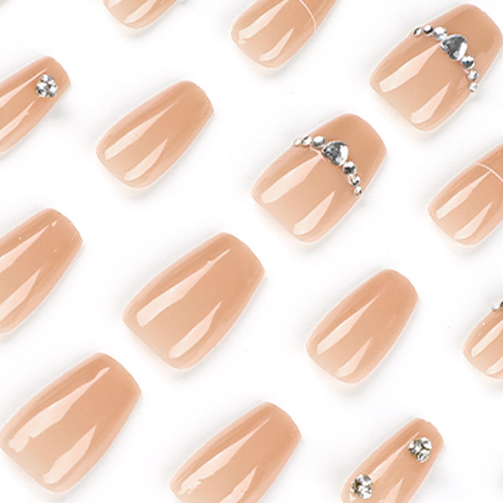 Glamouröse Nagelkunst mit Strass-Besatz Karnz