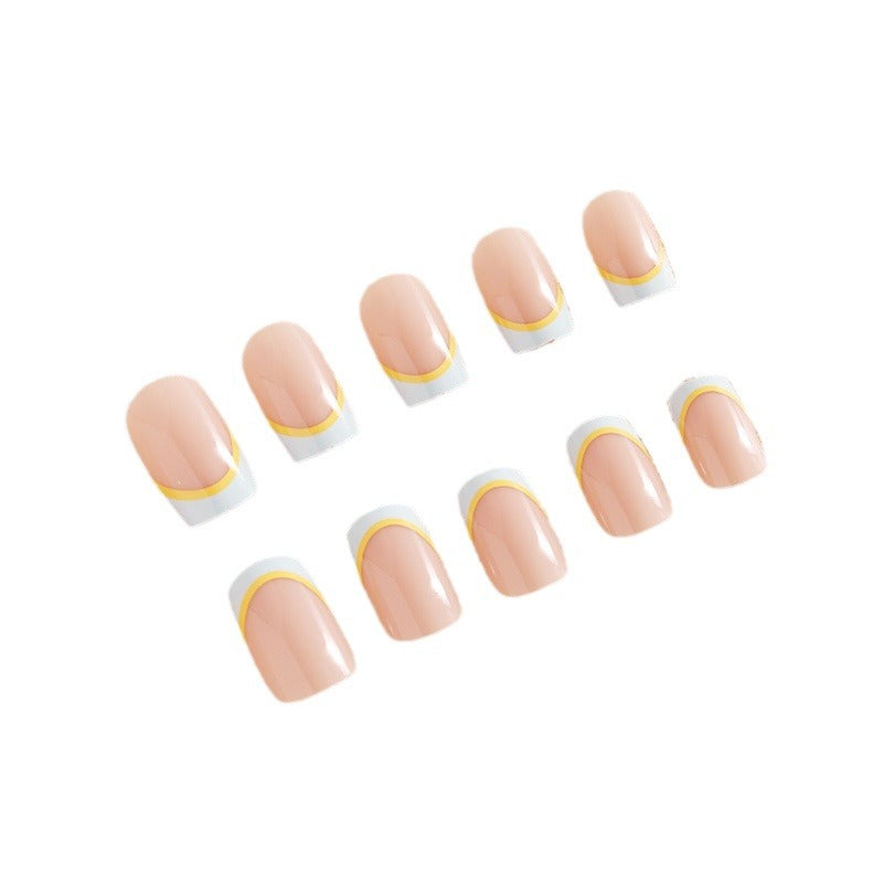 Kunstnagelset mit kreativen floralen Designs und elegantem French-Finish Karnz