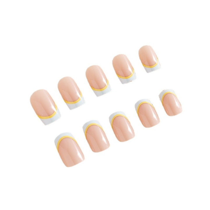 Kunstnagelset mit kreativen floralen Designs und elegantem French-Finish Karnz