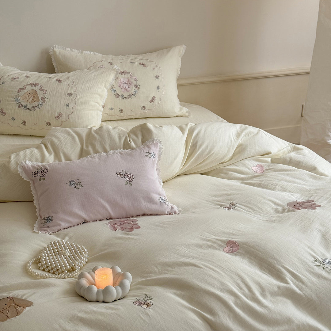 Gesticktes Baumwoll-Bettwäsche-Set mit Vintage-Rosen und Volantkanten Karnz