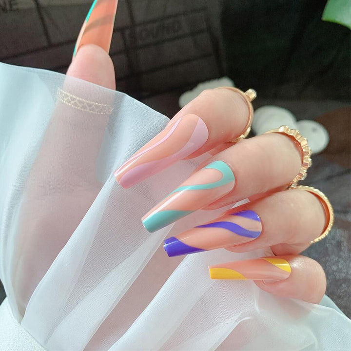 Künstlerische geometrische Nagelkunstverlängerungen