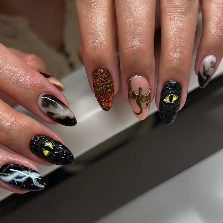 Künstlerisch thematisierte Press-On Nagelkunst Karnz
