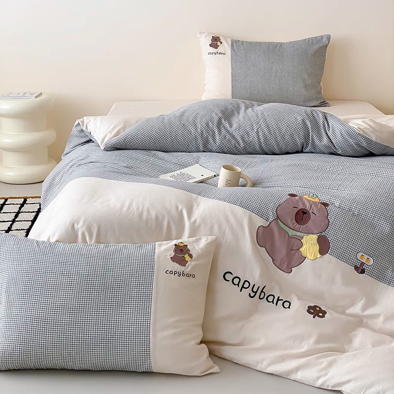 Baumwollsatin Capybara bestickter Bettbezug und Kissenbezug Set mit Gingham-Panel