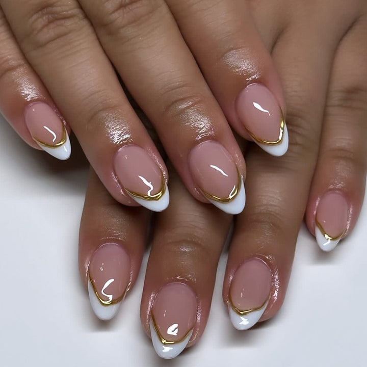 Elegante Kunstnägel mit hochwertigem französischem Design Karnz