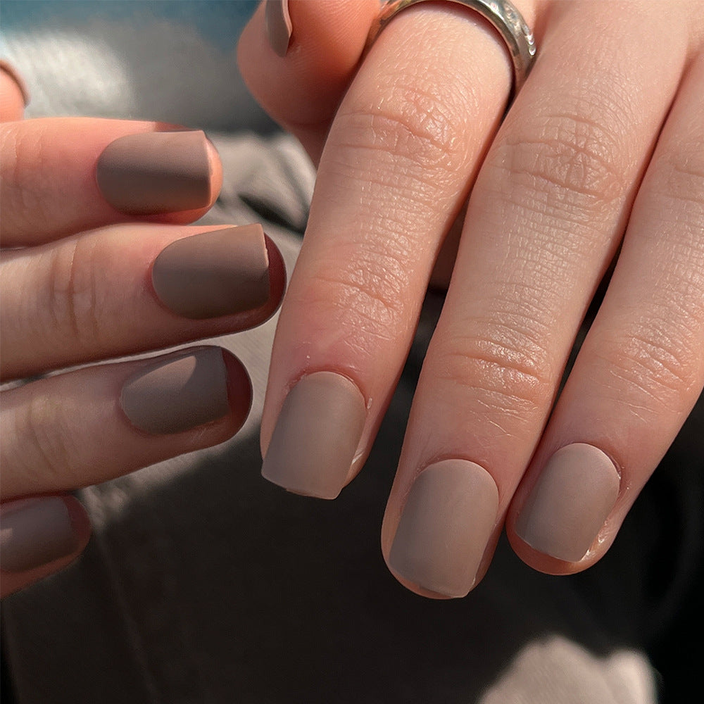 Künstliche Nagelkunst mit mattem Finish Karnz