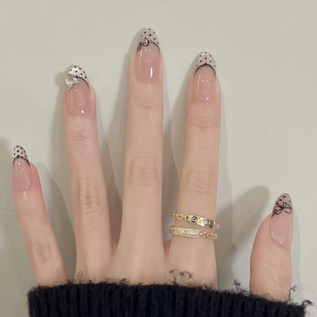 Elegante Kunstnägel mit Glitzer und französischem Design Karnz