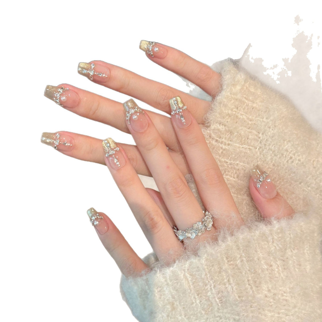 Glamourös dekoratives Druck-Nagelset mit Strass- und Perlenakzenten