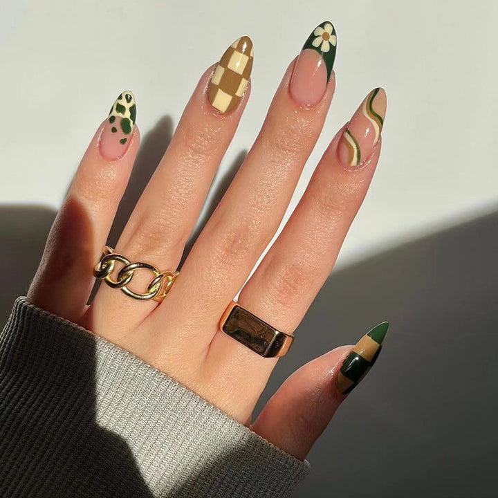 Kunstvolle Nagelverlängerungen mit elegantem Blattmuster Karnz