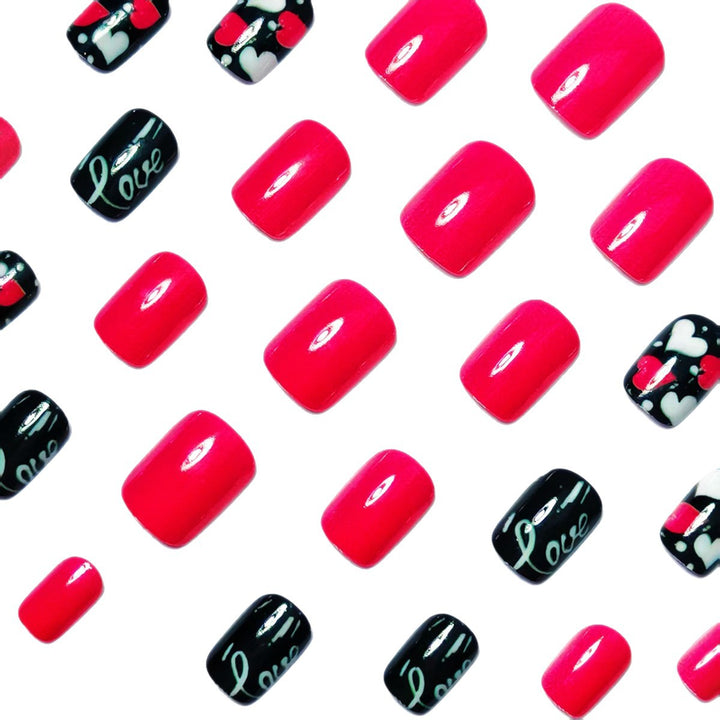 Kunstnageldesign mit Herzen und Kussmotiven Karnz