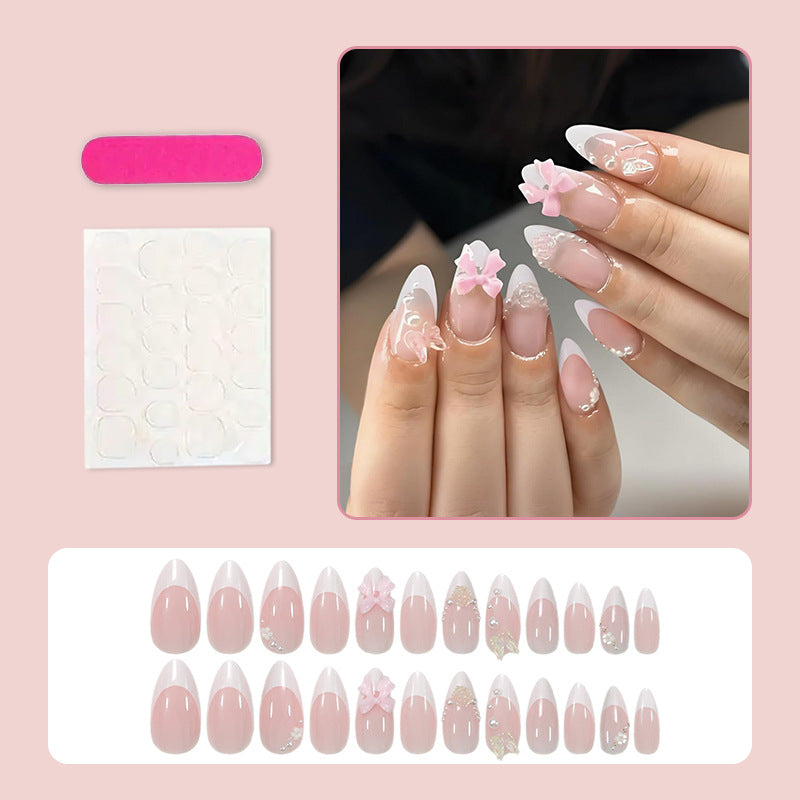 Kunstnagelset mit eleganten 3D-Blüten und trendigen Spitzen Karnz