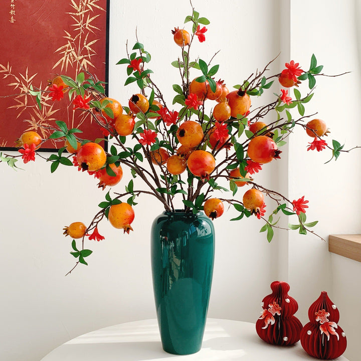 Dekorative Granatapfelblütenarrangement