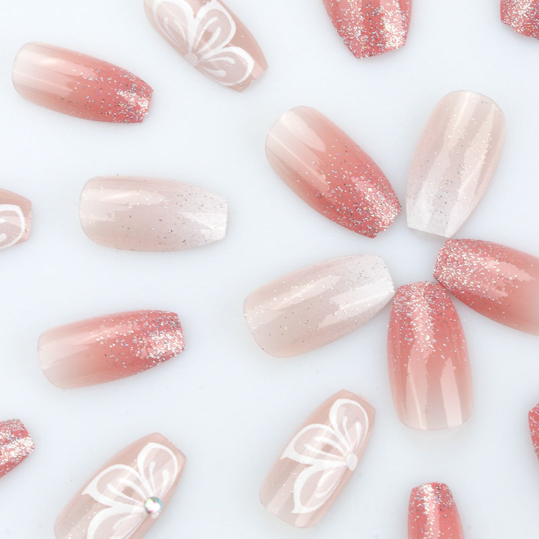 Elegante Ombre Press-On-Nagelerweiterungen mit dekorativen Akzenten Karnz