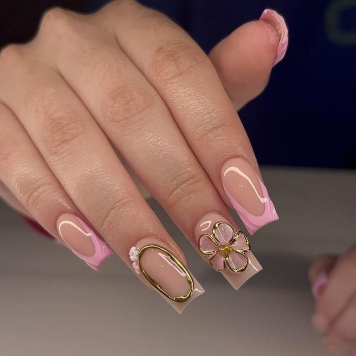 Exklusive Nagelkunst mit Blütenakzenten Karnz