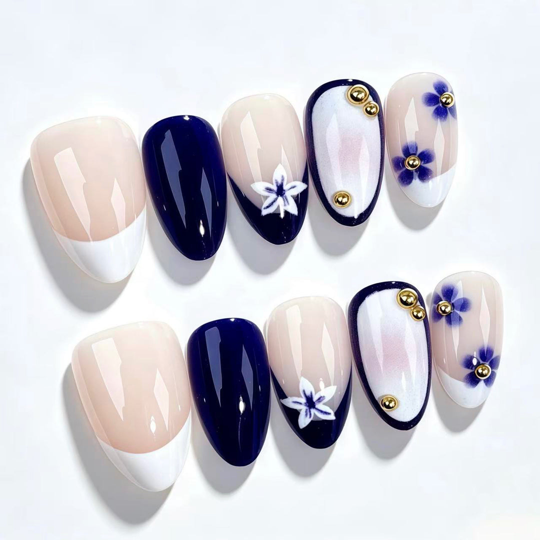 Elegantes, mit Blumen und Sternen verziertes Press-On-Nagelset